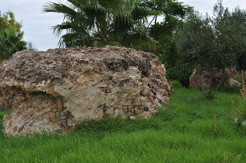 File:Aqueducs romains prés de la soukra 10.JPG