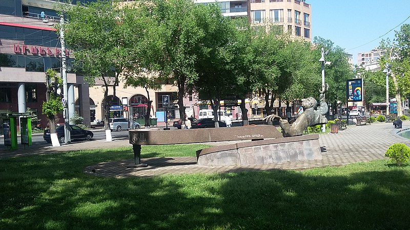 File:Arno Babajanian statue, Yerevan 39.jpg