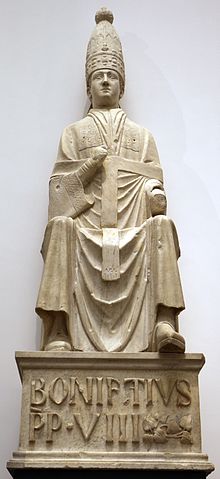 Bonifacio VIII tra due profeti, Arnolfo di Cambio e collaboratore (1296 ca.), scultura marmorea
