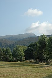 Foto van de Rhune vanuit het dorp.