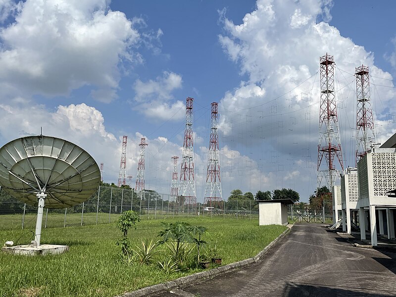 File:BBC Kranji downlink and antennas.jpg