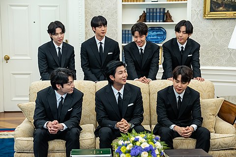 BTS di Gedung Putih pada 2022. Dari kiri ke kanan: Suga, Jin, J-Hope, V, Jungkook, RM, dan Jimin.