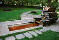 Brunnen und Becken beim Auslauf