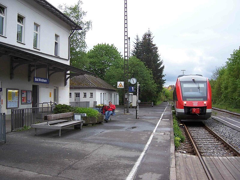 File:Bad Windsheim (Mittelfranken), Bahnhof (Bahnsteig 1 mit einfahrendem Zug) 2010.jpg