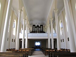 Vue intérieure de la nef vers la tribune d'orgue