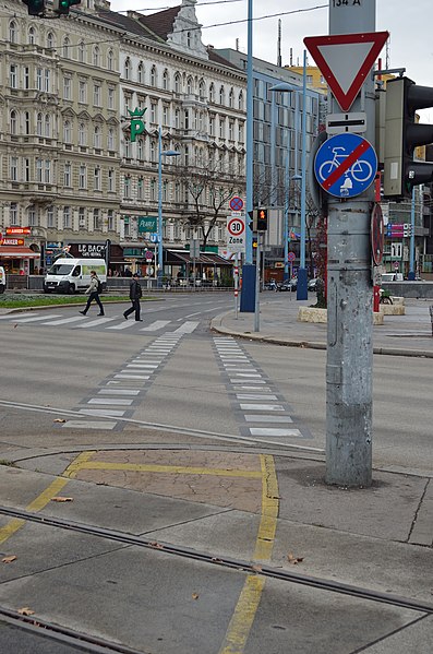 File:Bicycle crossing at Mariahilfer Straße - Mariahilfer Gürtel.jpg