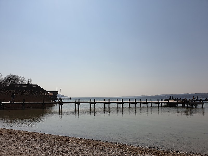 File:Blick auf einen Steg am Starnberger See 2022-03-26.jpg