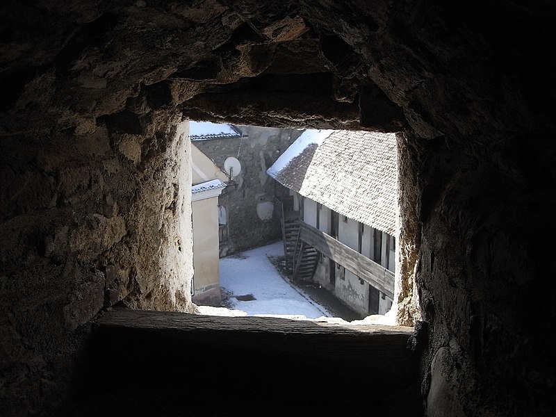 File:Blick in den Hof der Tartlauer Kirchenburg 1.jpeg