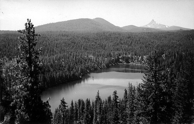 File:Blue Lake in the central Oregon Cascades (3226136915).jpg