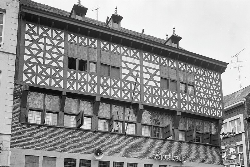 File:Bovengevel van apotheek In het Zwaard aan de Grote Markt te Hasselt (B) - Unknown - 20318502 - RCE.jpg