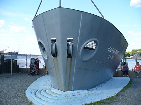 Tập_tin:Bow_of_USS_Fall_River_at_Battleship_Cove.JPG