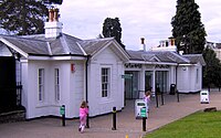 Entrada principal de los jardines del zoológico de Bristol.jpg