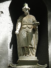 Statuette de sainte Élisabeth de Hongrie dans une niche de la façade.