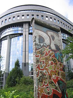 Tramo del muro conservado frente al Parlamento Europeo en Bruselas
