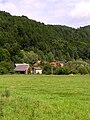 Čeština: Přírodní rezervace Bučiny u Rakous; v popředí část obce Rakousy English: Bučiny u Rakous natural reserve by Rakousy village, Czech Republic