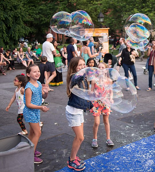 File:Bubbles in Washington Square Park (01001)a.jpg