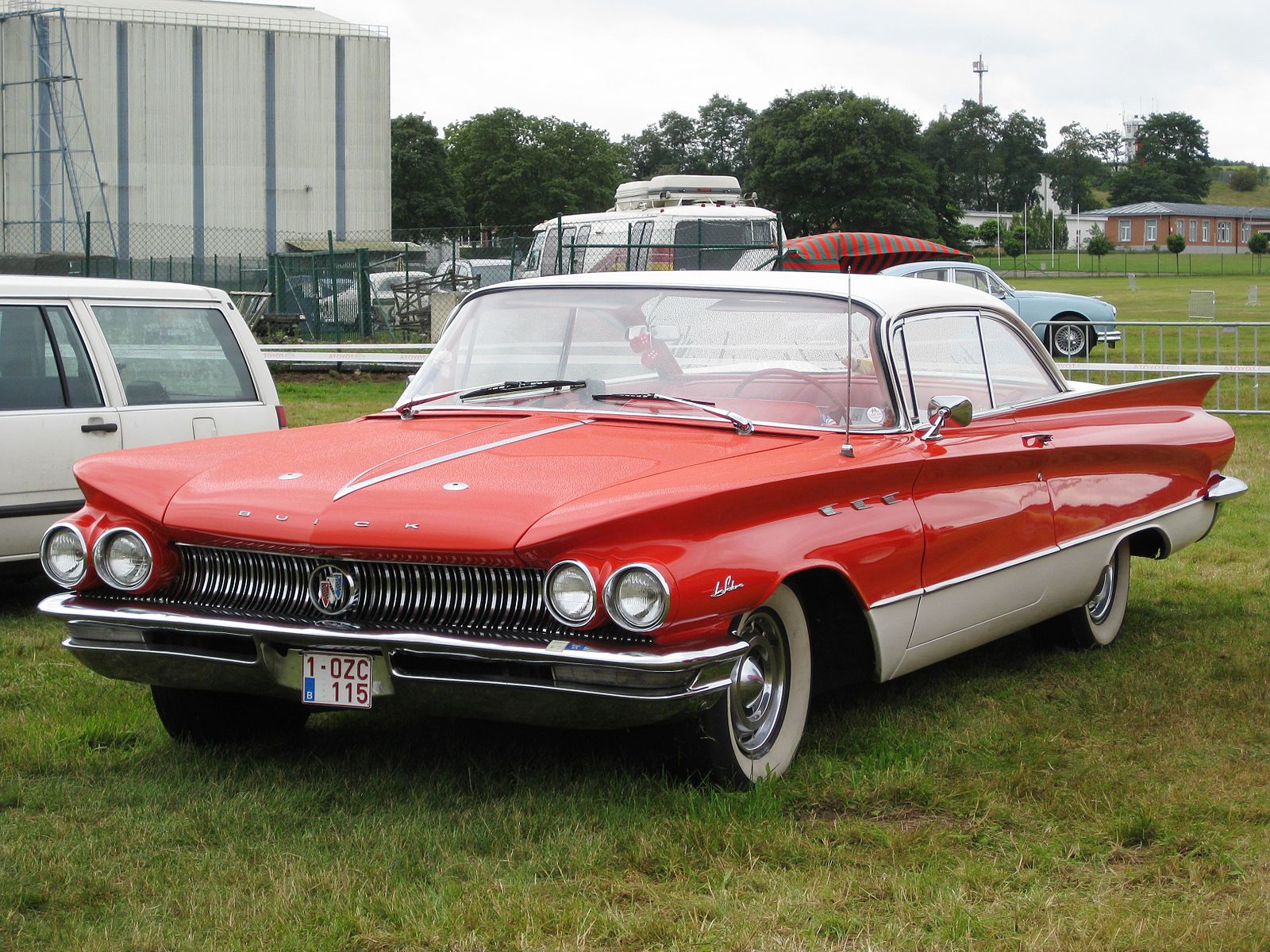 Buick LeSabre Two-Door Hardtop (1960) .