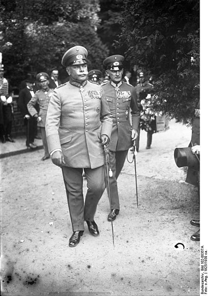 Witzleben (r.) with Reichswehr Generaloberst Wilhelm Heye, c. 1930