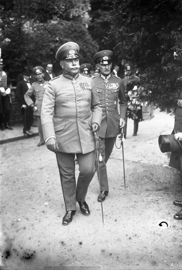 Witzleben (r.) with Reichswehr Generaloberst Wilhelm Heye, c. 1930