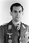 Мъж, облечен във военна униформа с железен кръст, изложен в предната част на яката му.