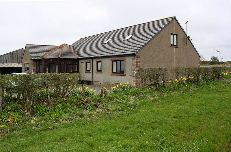 File:Bungalow and farm buildings - geograph.org.uk - 5990944.jpg