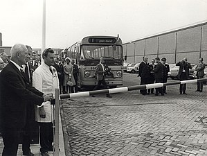 Burgemeester Oscar P.F.M. Cremers opent de remise/supermarkt van het AH-concern aan het Soendaplein, 1971