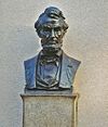 Busto de Pres.  Lincoln en el lugar donde pronunció el Discurso de Gettysburg.jpg