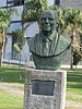 Busto do ex-desembargador Henrique Chesneau L. César, morto em 2002, em frente ao Tribunal de Justiça do Paraná