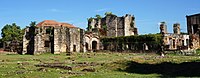 دير سان فرانسيسكو في سانتو دومينغو، جمهورية الدومينيكان، أول وأقدم دير تم بناؤه في الأمريكتين.
