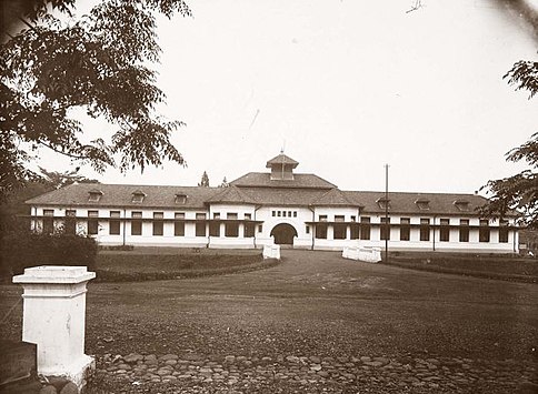 The Middelbare Landbouwschool Buitenzorg in the 1920s COLLECTIE TROPENMUSEUM Middelbare Landbouwschool Buitenzorg TMnr 60016646.jpg