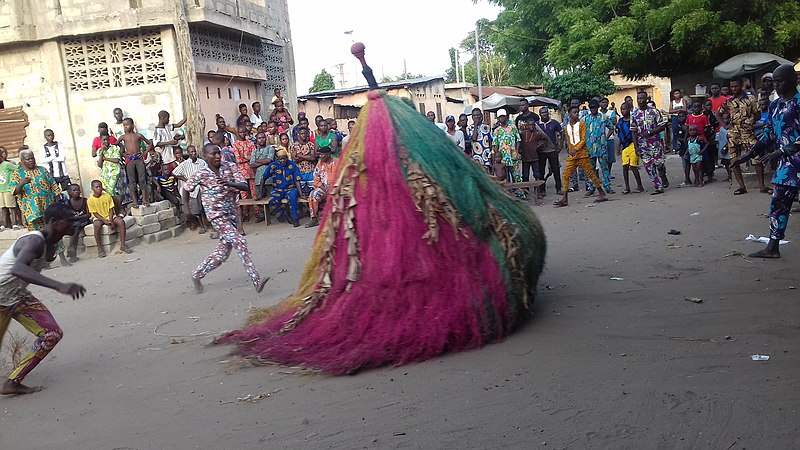 File:Cadrage du Zangbéto par ses disciples - Bénin.jpg