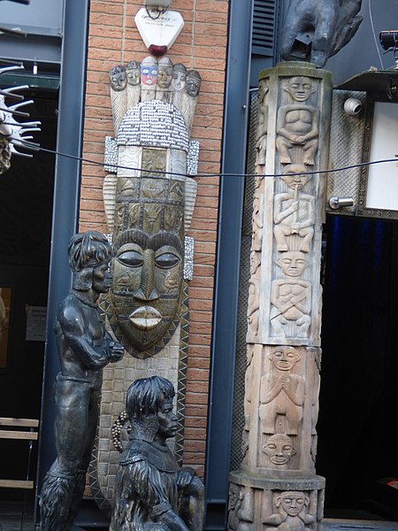 File:Camden Market - Camden Lock Place - Shaka Zulu Restaurant Bar Club - statues.jpg