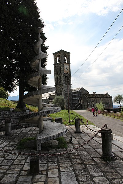 File:Campanile e monumento.jpg