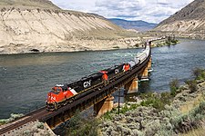 Locomotiva diesel ES44AC sul ponte ferroviario sul fiume Thompson