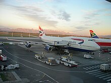 Un Boeing 747-400 de British Airways aparcado en la terminal internacional.