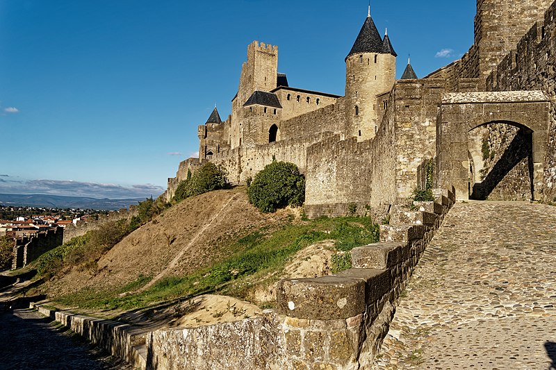 File:Carcassonne - Montée de la Porte d'Aude - View NE on Porte d'Aude.jpg