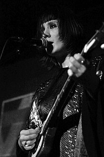 Ле Бон выступает в The Arch, Village Underground, Лондон, 23 апреля 2012 г.