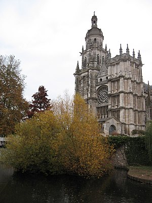 Cathédrale Notre-Dame d'Evreux à l'automne.jpg