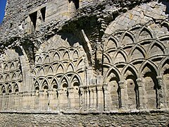 Do sebe zapadající a překrývající se oblouky.  Klášter převorství Wenlock.  Hodně Wenlock, Shropshire.