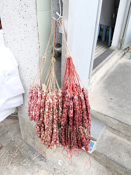 File:Chinese dried sausages in Hong Kong.jpg