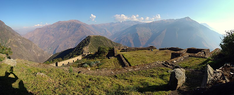 File:Choquequirao - Vue panoramique en fin d'après-midi.jpg