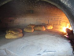 Four à bois traditionnel en brique et mortier