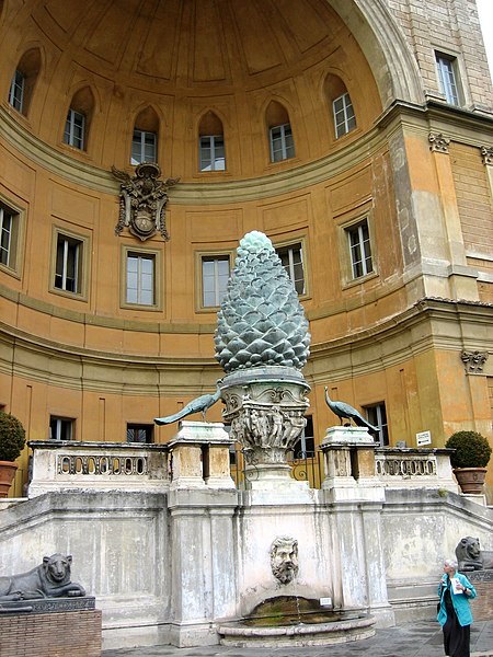 File:Cortile della Pigna - lance mountain.jpg