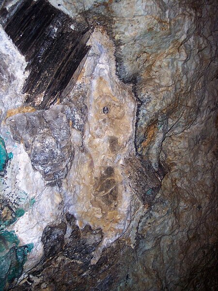File:Cryolite, Prosopite, Zinnwaldite, Smoky Quartz, Albite, Amazonite-434600.jpg