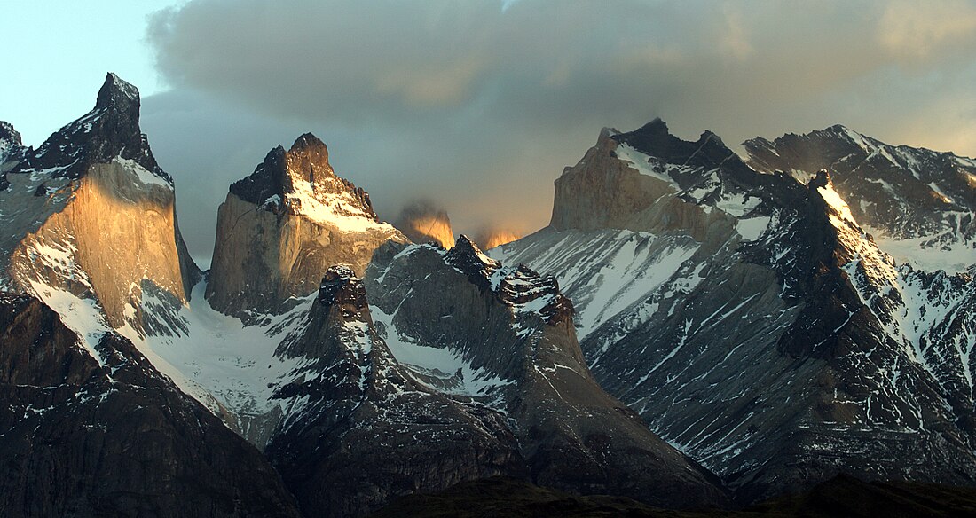 File:Cuernos del Paine.jpg