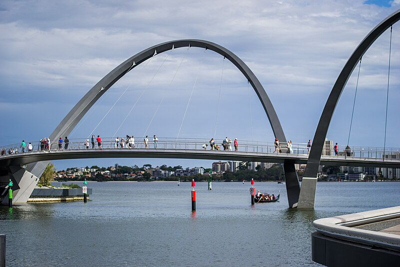 File:Curve bridge at Elizabeth Quay.jpg