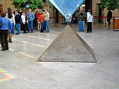 Ylösalainen pyramidi Carrousel du Louvren ostoskeskuksessa.