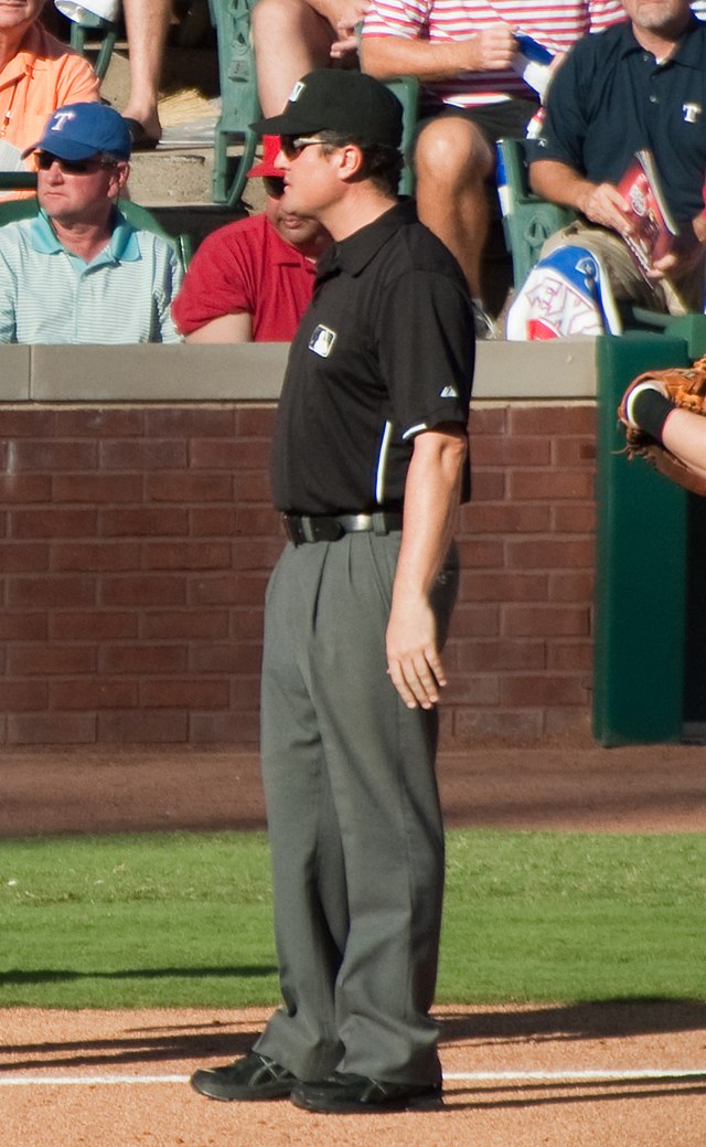 Umpire (baseball) - Wikipedia