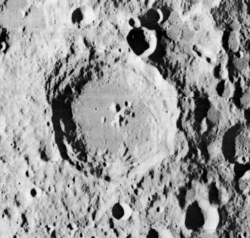 Lunar Orbiter 2 image Daedalus crater 2033 med.jpg