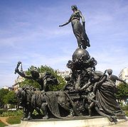 Le triomphe de la République (Kemenangan Republik) oleh Aimé-Jules Dalou (1899), di Place de la Nation, Paris.